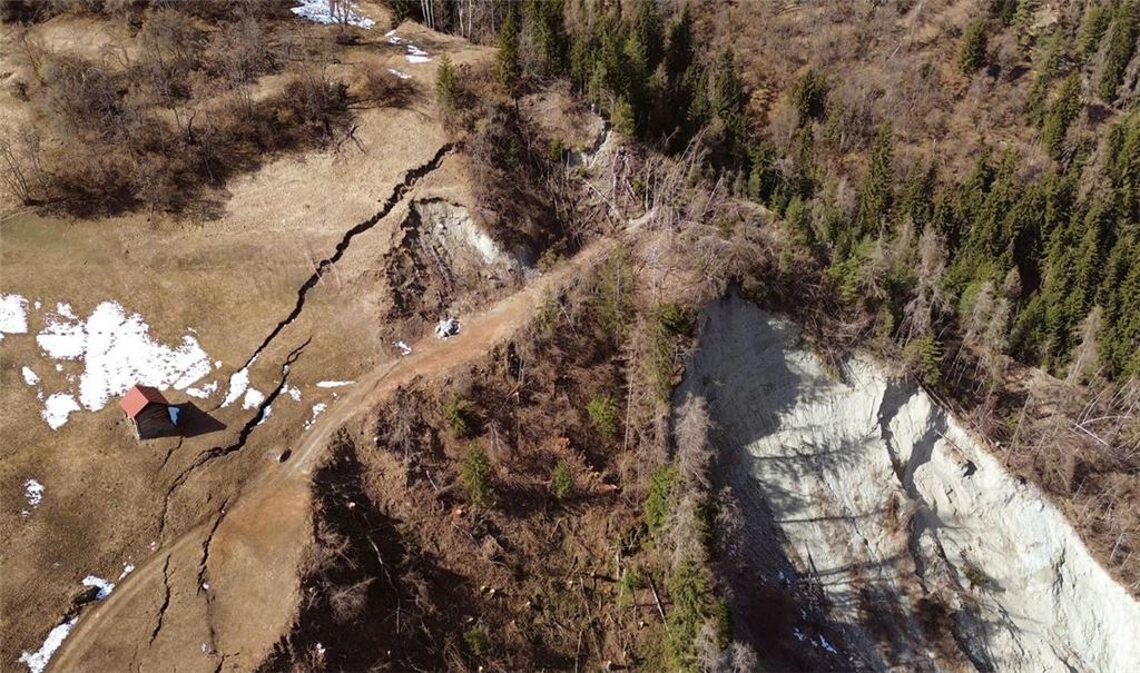 Aus der Luft ist ein Riss im Erdreich an einem Hang im Val d’Anniviers zu sehen.