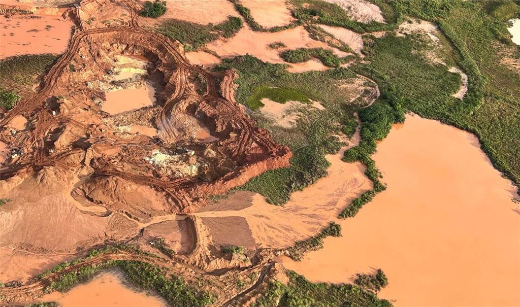 Aus der Luft sind abgeholzte Flächen im Amazonas-Gebiet zu sehen. (Archivbild)