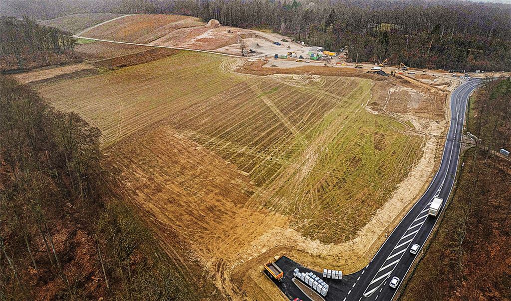 Aus der Luft sind die Erdarbeiten gut zu sehen. Foto: Fotomoment