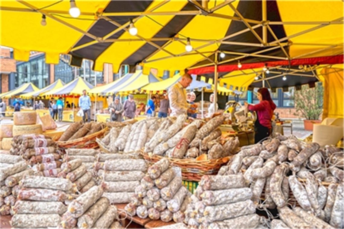 Markt macht Lust auf Bella Italia Aus der Toskana gibt es verschiedene Schinken und Salami, darunter auch Wildschweinsalami. Fotos: Recken