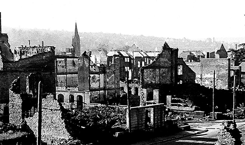 Aus der Trümmerwüste der Pforzheimer Oststadt ragt der Turm der Altstadtkirche hervor. Foto: Stadtarchiv/Repro Frei
