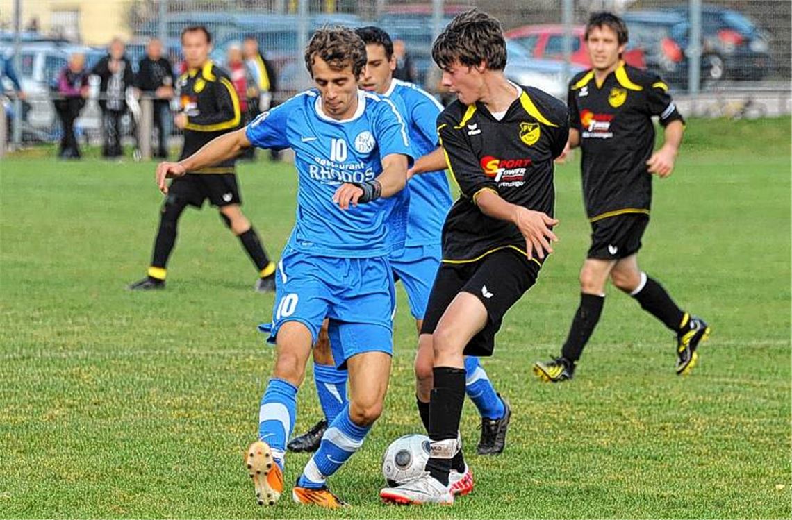 Aus der kontrollierten Defensive heraus Druck machen: wird dieses Rezept der 08 Mühlacker (blaue Trikots) gegen die Sportfreunde Mühlacker aufgehen? Beim Spitzenspiel der B1-Liga können sich die Zuschauer ein eigenes Bild machen. 