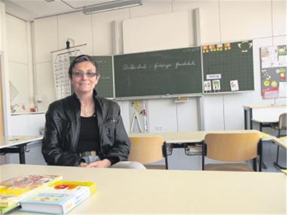 Aus eins macht Rektorin Waltraud Schellenberger-Hagenbucher zwei: Das Klassenzimmer wird umgebaut in zwei Betreuungsräume. Foto: Becker