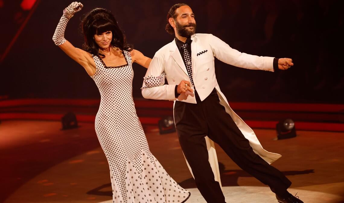Aus gesundheitlichen Gründen ist Esther Schweins (l.) vorzeitig raus aus der Show. (Archivbild)