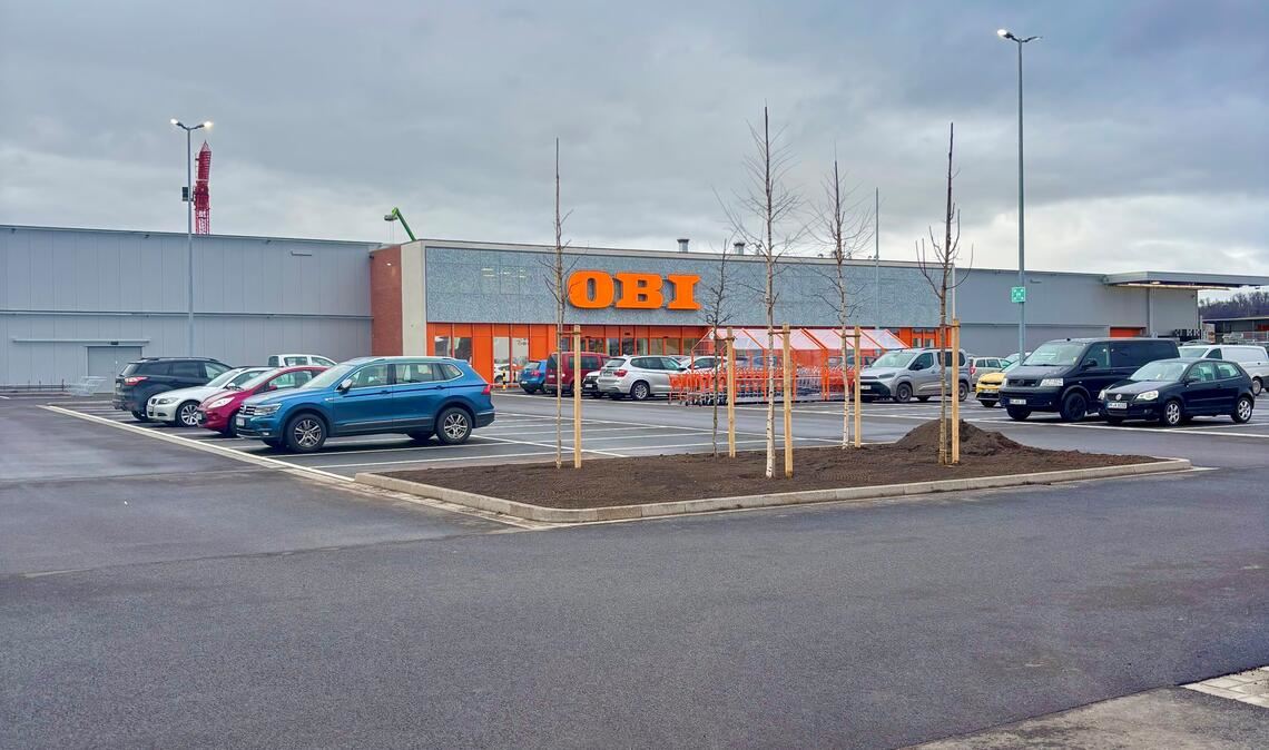 Aus gutem Grund nur spärlich begrünt: der Parkplatz des OBI-Baumarkts. Foto: Schüller