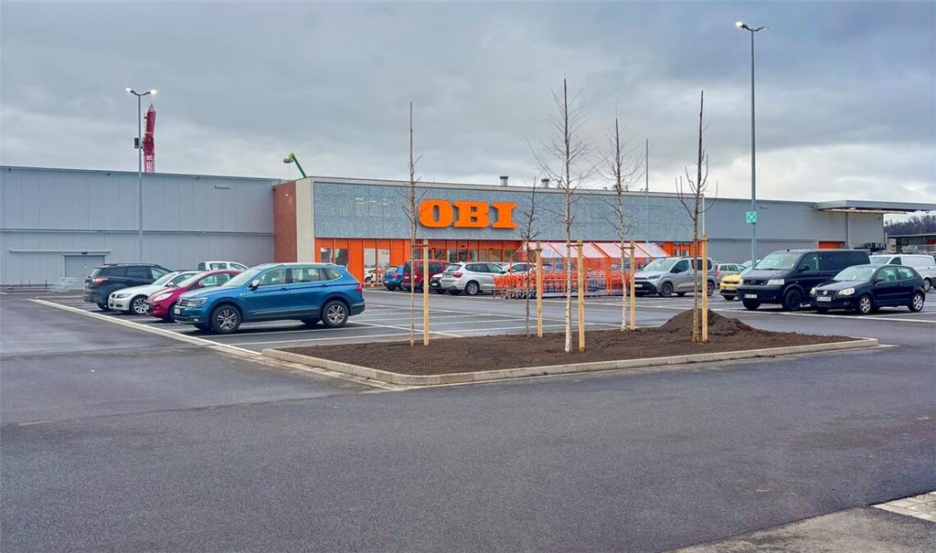 Aus gutem Grund nur spärlich begrünt: der Parkplatz des OBI-Baumarkts. Foto: Schüller