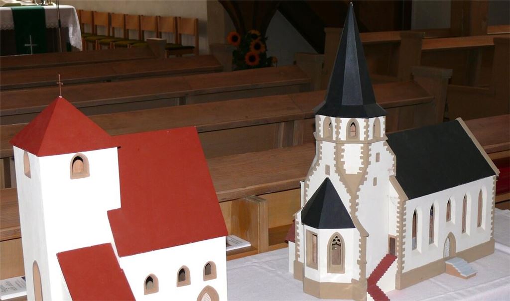 Aus je sechs Bauteilen bestehen die zwei Modelle aus dem Jahr 1988, die verschwunden sind. Sie stellen die historische (li.) und die heutige Nussbaumer Kirche dar. Foto: Dietrich