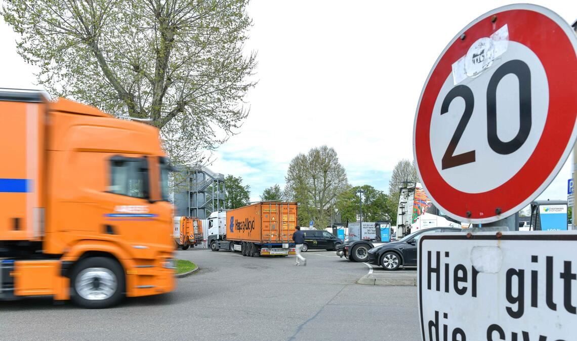Aus mehreren LKWs haben die unbekannten Diebe Diesel gestohlen. (Symbolbild).