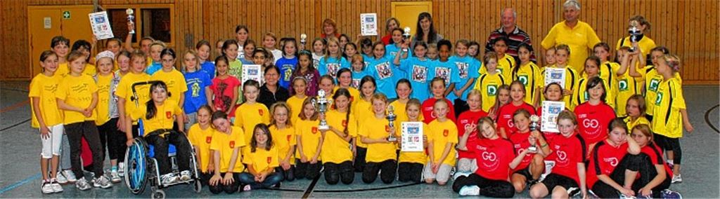 Aus sechs Grundschulen rund um die Bauschlotter Platte haben sich die Mädchen zum Völkerballturnier getroffen. Den Plattenpokal erobern die Spielerinnen aus Kieselbronn (vorne in der Bildmitte); rechts in der zweiten Reihe Vizemeister Eichelbergschule Ölbronn. Foto: Manfred Schott