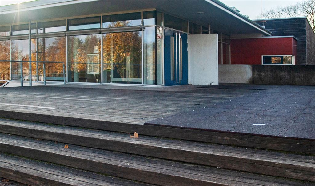 Aus welchem Material soll der Ersatz für die zu sanierende Terrasse an der Gießbachhalle in Diefenbach sein? Foto: Archiv