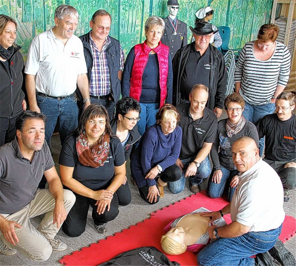 Ausbilder Andreas Raupp zeigt den passionierten Motorradfahrern, wie sie sich im Ernstfall als Ersthelfer bei einem Unfall richtig verhalten. Foto: Recken