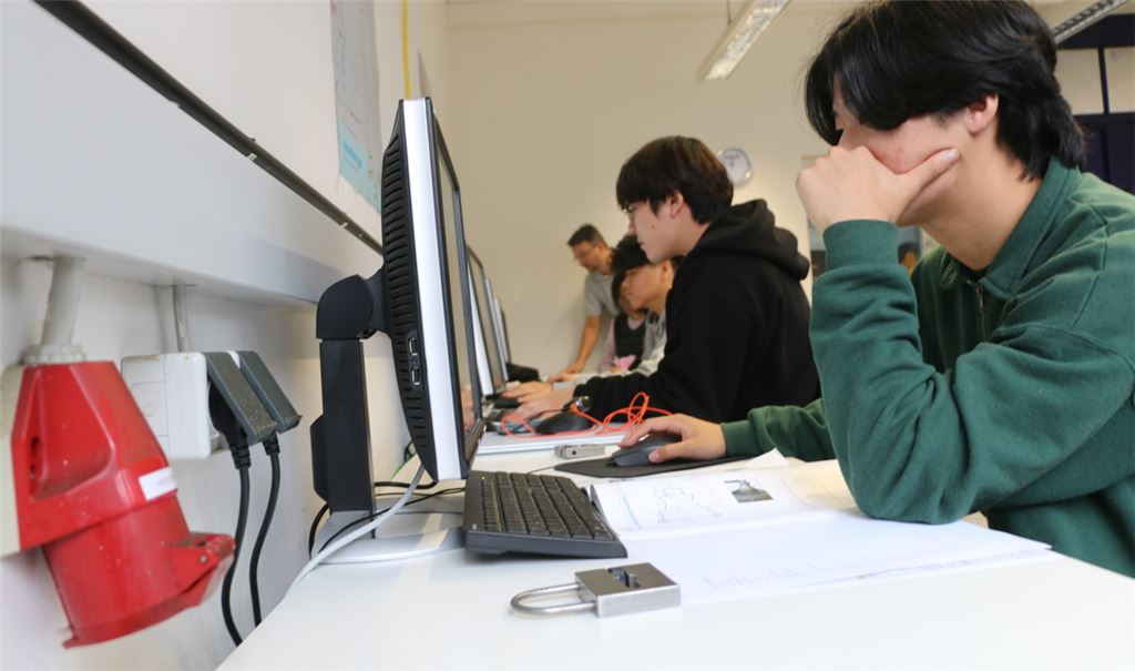 Ausbilder Matthias Krämer (ganz hinten) ist mit der Lernbereitschaft der südkoreanischen Studenten sehr zufrieden. Foto: Gezener