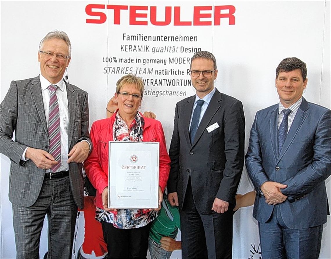 Ausbildungszertifikat für die Firma Steuler in Mühlacker: Jürgen Schwab, Chef der Agentur für Arbeit Nagold-Pforzheim, mit Ausbildungsleiterin Cornelia Kari und den Steuler-Geschäftsführern Klaus-Martin Andreas und Peter Wilson (v. li.). Kleines Bild oben: der Auszubildende Adrian Wolf an der Druckanlage. Unten: Verpackung der neu hergestellten Fliesen. Fotos: Sadler