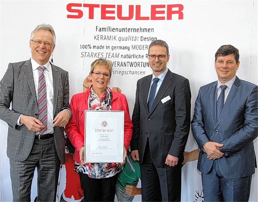 Ausbildungszertifikat für die Firma Steuler in Mühlacker: Jürgen Schwab, Chef der Agentur für Arbeit Nagold-Pforzheim, mit Ausbildungsleiterin Cornelia Kari und den Steuler-Geschäftsführern Klaus-Martin Andreas und Peter Wilson (v. li.). Kleines Bild oben: der Auszubildende Adrian Wolf an der Druckanlage. Unten: Verpackung der neu hergestellten Fliesen. Fotos: Sadler