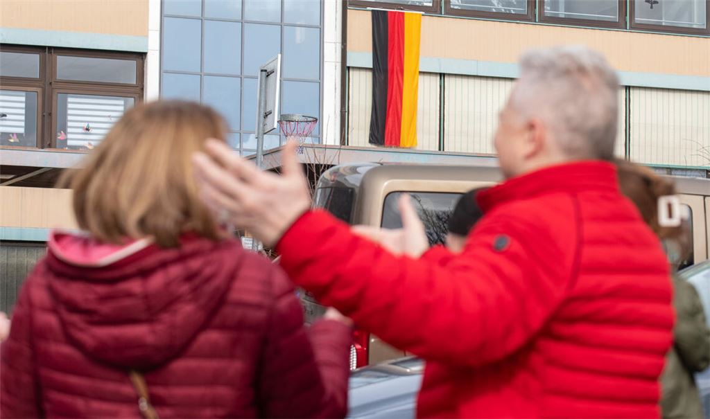 Ausblick: Was bringt, wenn die Flaggen eingeholt sind, die Wahl dem Land? Foto: Fotomoment