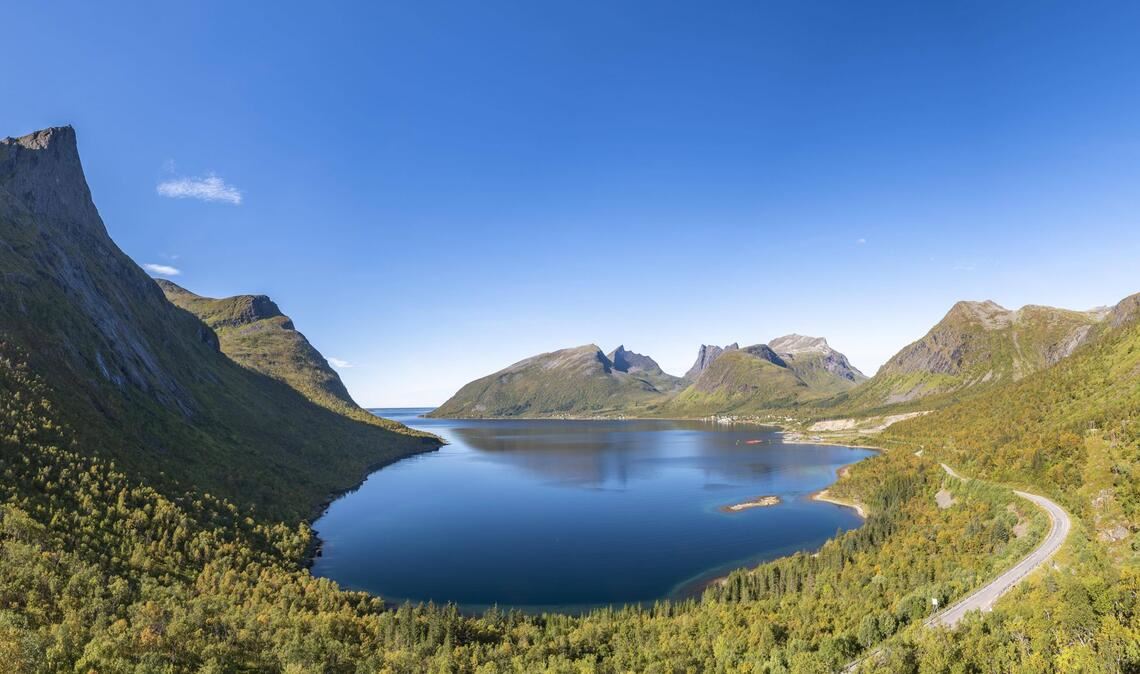 Ausblick auf  den Fjord Bergsbotn bei der Insel Senja in der norwegischen Region Troms.
