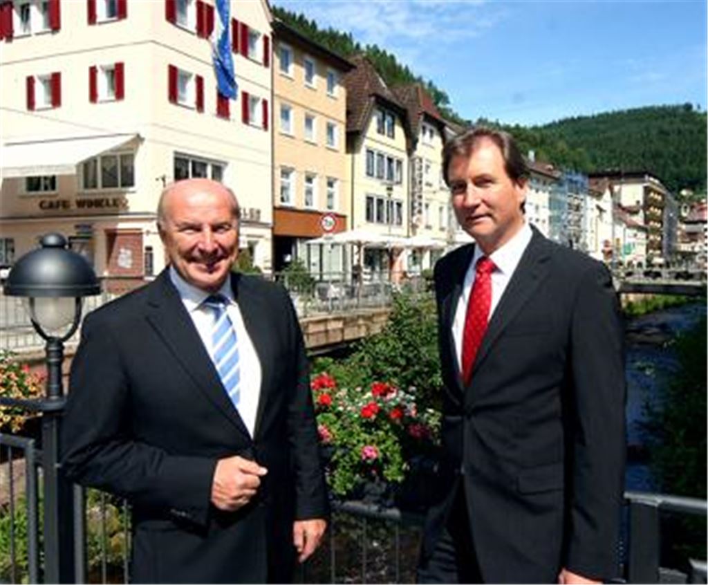 Ausblicke: IHK-Präsident Burkhard Thost (li,), Hauptgeschäftsführer Martin Keppler. 
Foto: Kollros