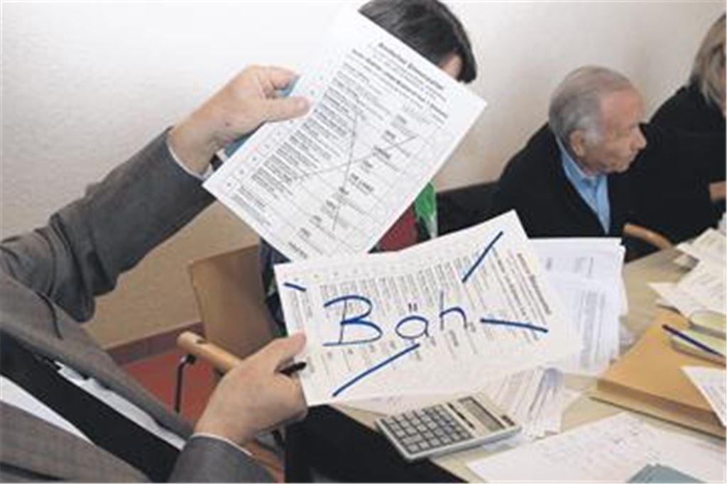 Ausdruck des Wählerprotests: Bei der Auszählung im Rathaus in Mühlacker liefen am Abend auch Stimmzettel auf, die bewusst ungültig gemacht worden waren  indem sie durchgestrichen oder mit unmissverständlichen Kommentaren versehen worden waren. Diese Variante der Nichtwahl hat zumindest einen Effekt: Sie fließt in die Wahlbeteiligung ein, die im Kreis von 56 auf 70 Prozent anstieg. Foto: Sadler