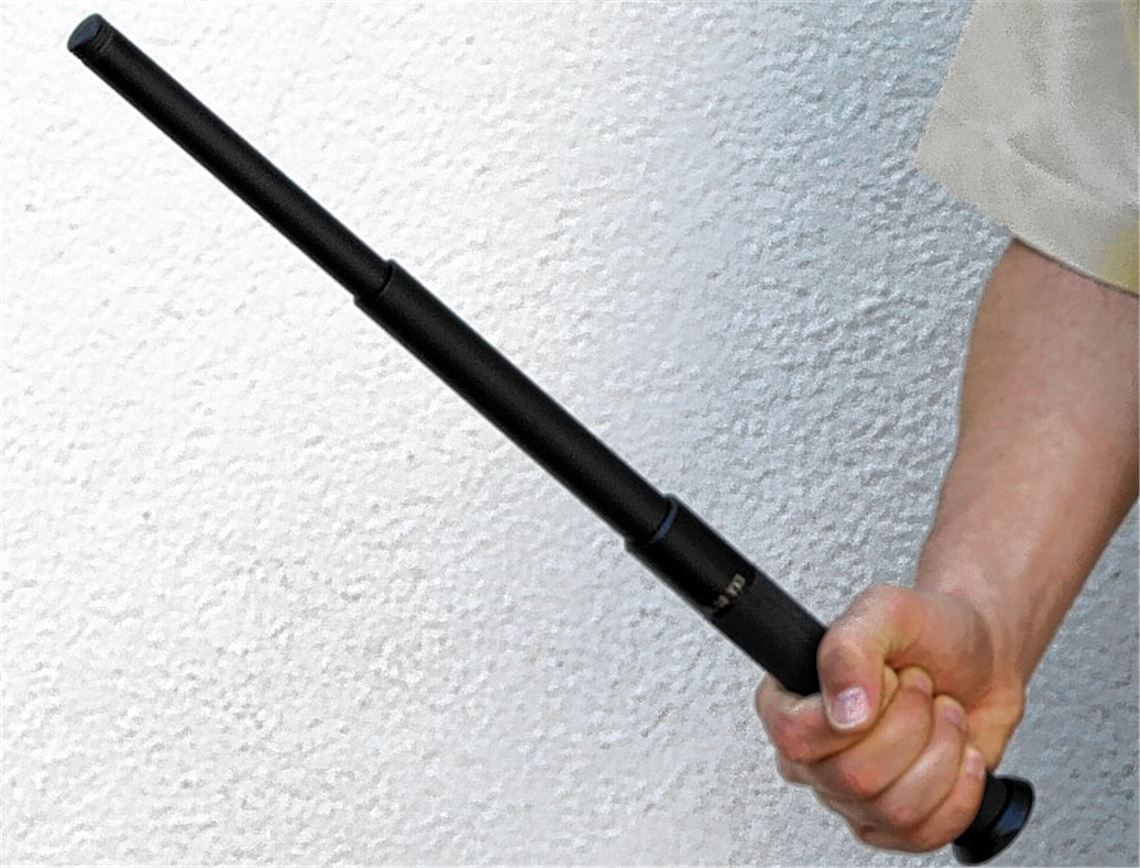 Ausfahrbare Teleskopschlagstöcke wie dieser gehören zur Ausrüstung der Polizei. Eine Waffe dieser Art soll der Fußballer in der Hand gehabt haben, als er in die gegnerische Kabine stürmte. Die Polizei konnte jedoch keinen solchen Schlagstock finden. Foto: Sigerist/StN