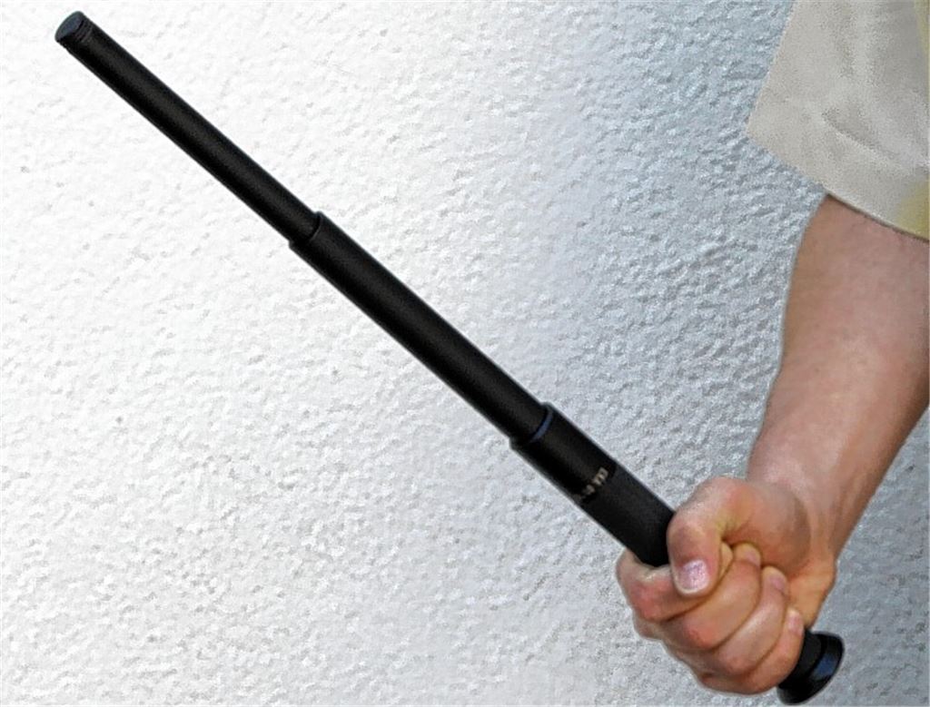 Ausfahrbare Teleskopschlagstöcke wie dieser gehören zur Ausrüstung der Polizei. Eine Waffe dieser Art soll der Fußballer in der Hand gehabt haben, als er in die gegnerische Kabine stürmte. Die Polizei konnte jedoch keinen solchen Schlagstock finden. Foto: Sigerist/StN