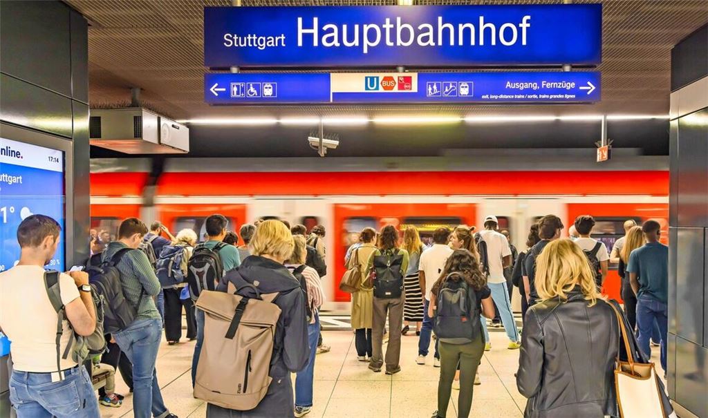 Ausfallende Züge, ausufernder Schienenersatzverkehr: den Fahrgästen der S-Bahn Stuttgart wird einiges zugemutet.