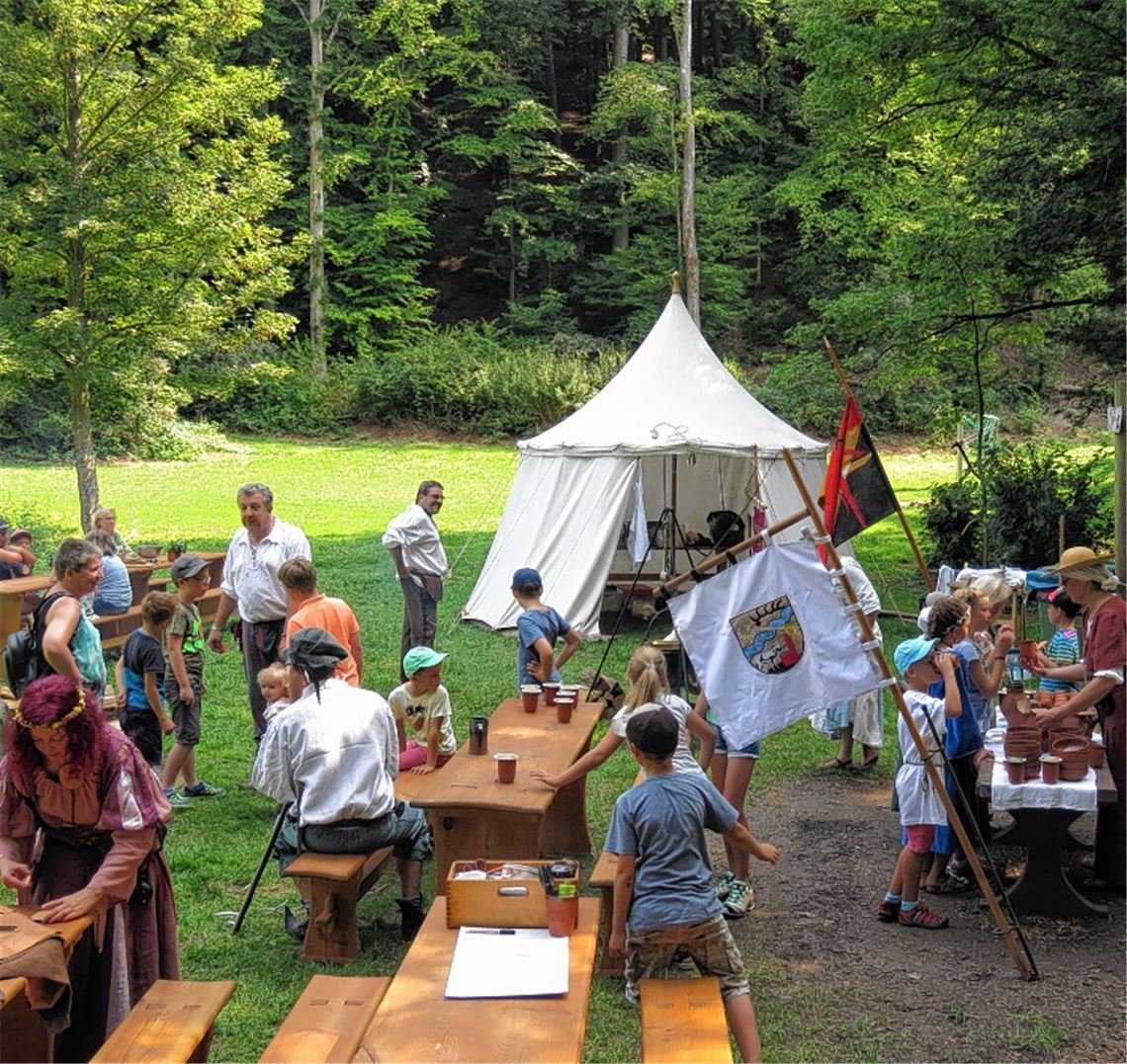 Kinder machen Zeitreise in das Mittelalter