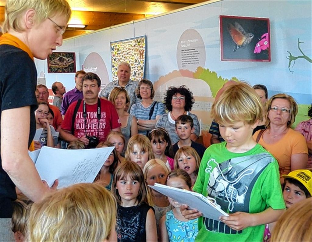 Ausgabe der Preise an die Gewinner des Malwettbewerbs zum Thema Schmetterlinge.