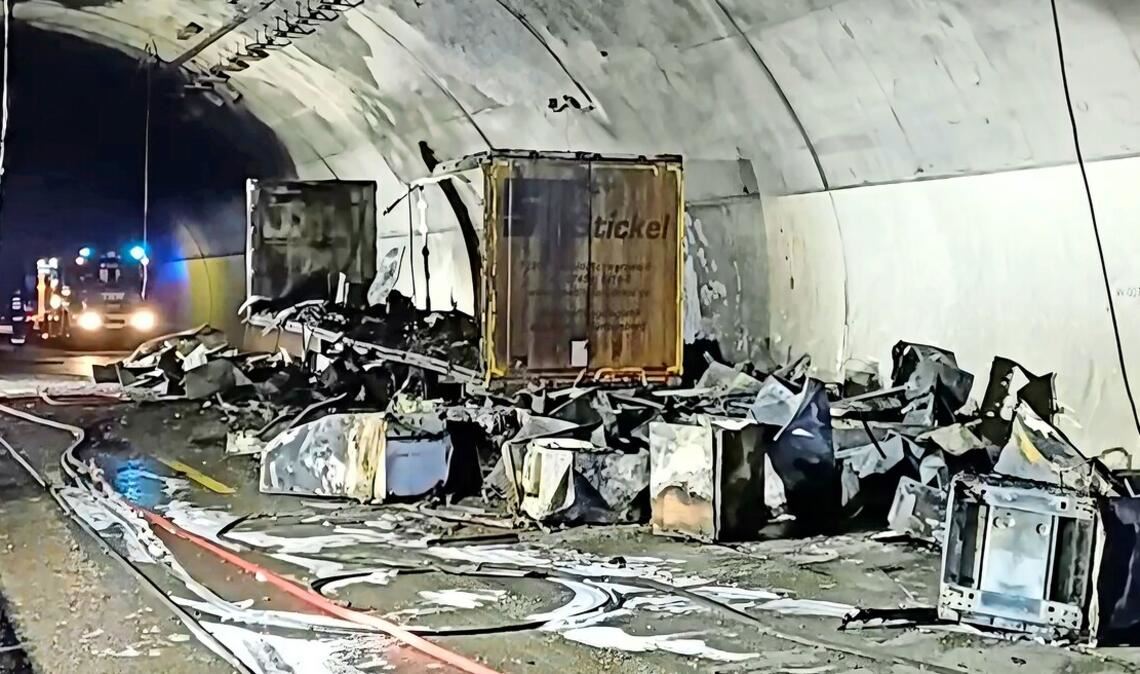 Ausgebrannter Auflieger: Der Anhänger hatte Kühlschränke geladen, die nun Schrott sind.