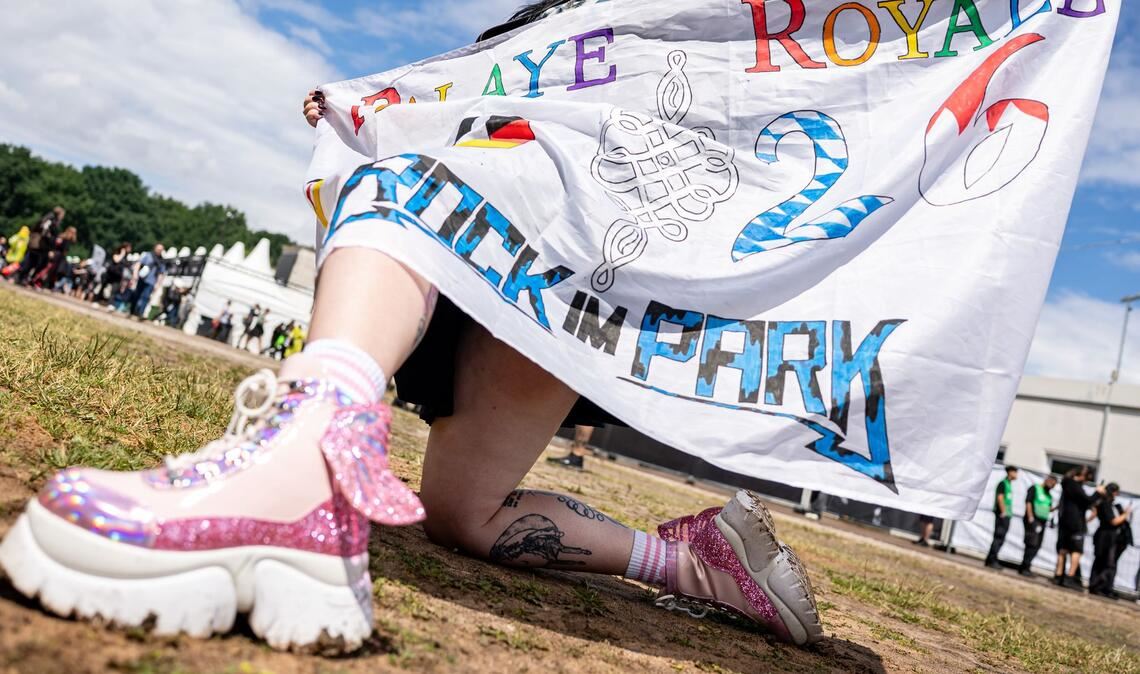Ausgefallene Hüte und Outfits sind für viele Musikfans ein Muss.