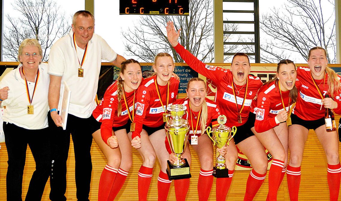 Ausgelassen feiern die Spielerinnen von Jahn Schneverdingen ihren Hallen-Meistertitel.
