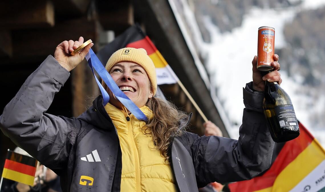 Ausgelassene Freude: Skicrosserin Daniela Maier nach ihrem Triumph in Livigno.