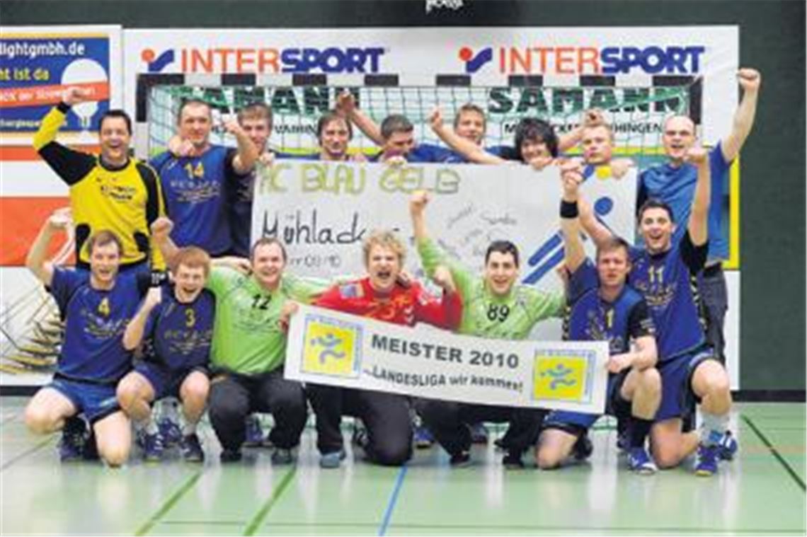 

Ausgelassene Freude bei Spielertrainer Maik Bareis (links hinten) und seinem blau-gelben Team.
Foto: Fotomoment