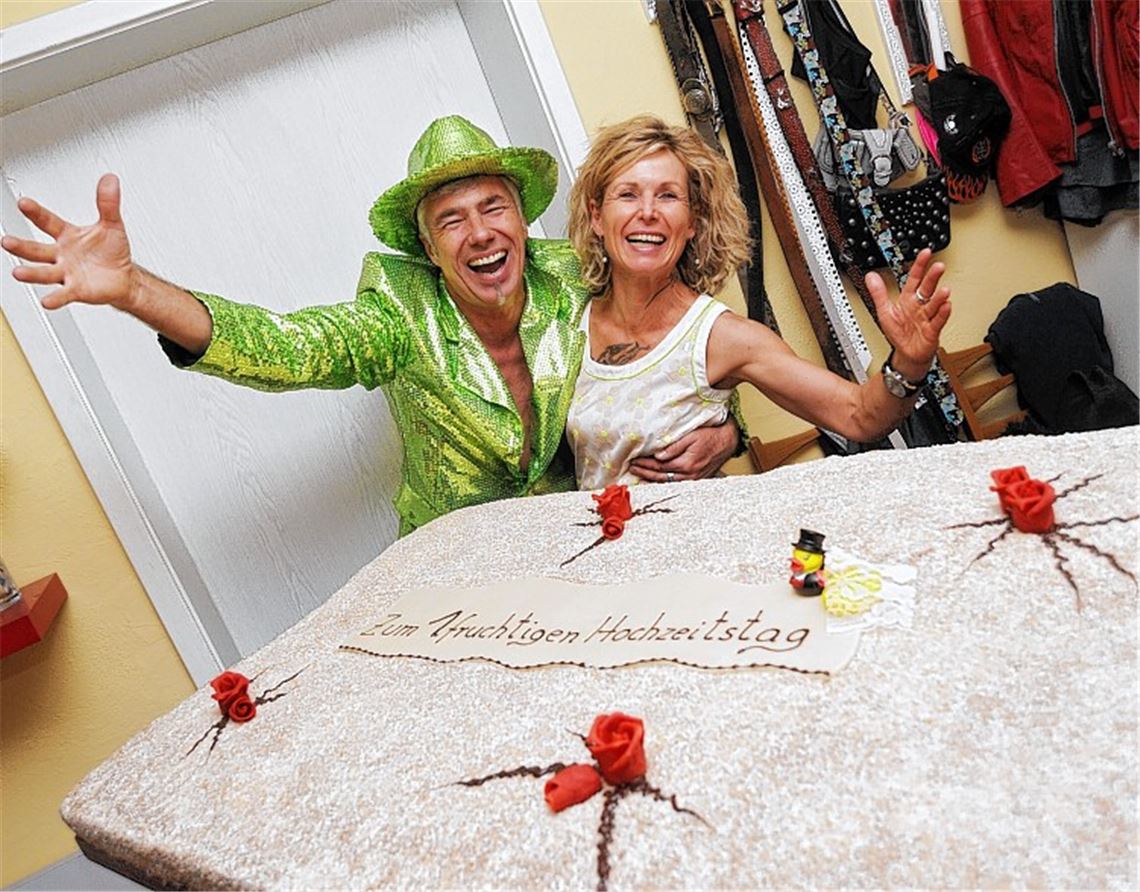 Ausgelassene Party in Maulbronn: Einen „fruchtigen Hochzeitstag“ feiern Renate und Wolfgang Kienzle gemeinsam mit vielen Gästen.