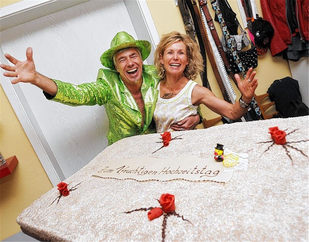 Ausgelassene Party in Maulbronn: Einen „fruchtigen Hochzeitstag“ feiern Renate und Wolfgang Kienzle gemeinsam mit vielen Gästen.