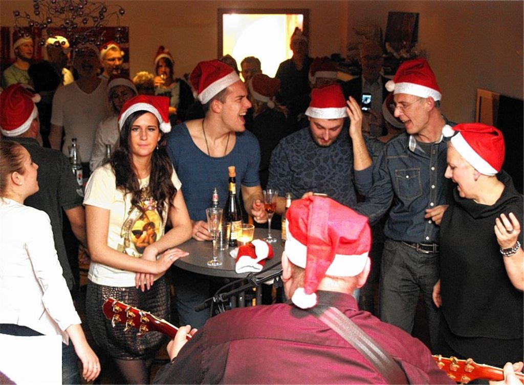 Holztrio macht Party im Wohnzimmer