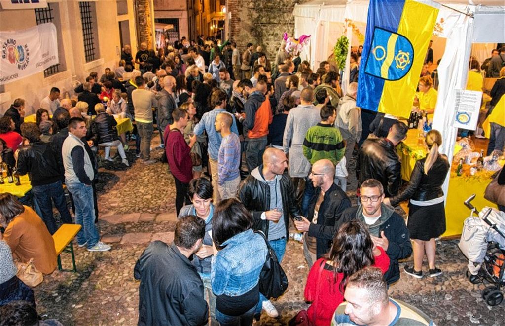 Ausgelassene Stimmung herrscht bis in die Nacht hinein vor dem Stand des Partnerschaftskomitees Mühlacker. Foto: Kollros