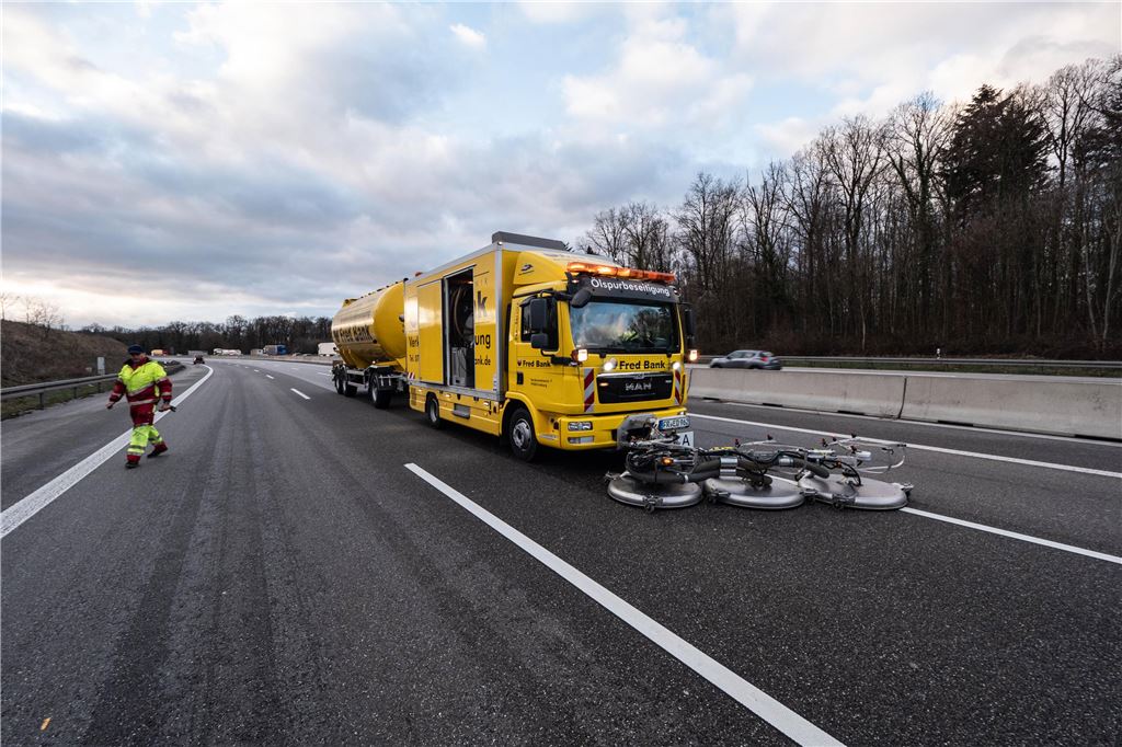 UPDATE TAGBILDER: A8 PF-KA stundenlang vollgesperrt, Seifenpulver ausLKW verursacht Reinigungsarbeiten, 18 Kehrmaschinen im Einsatz