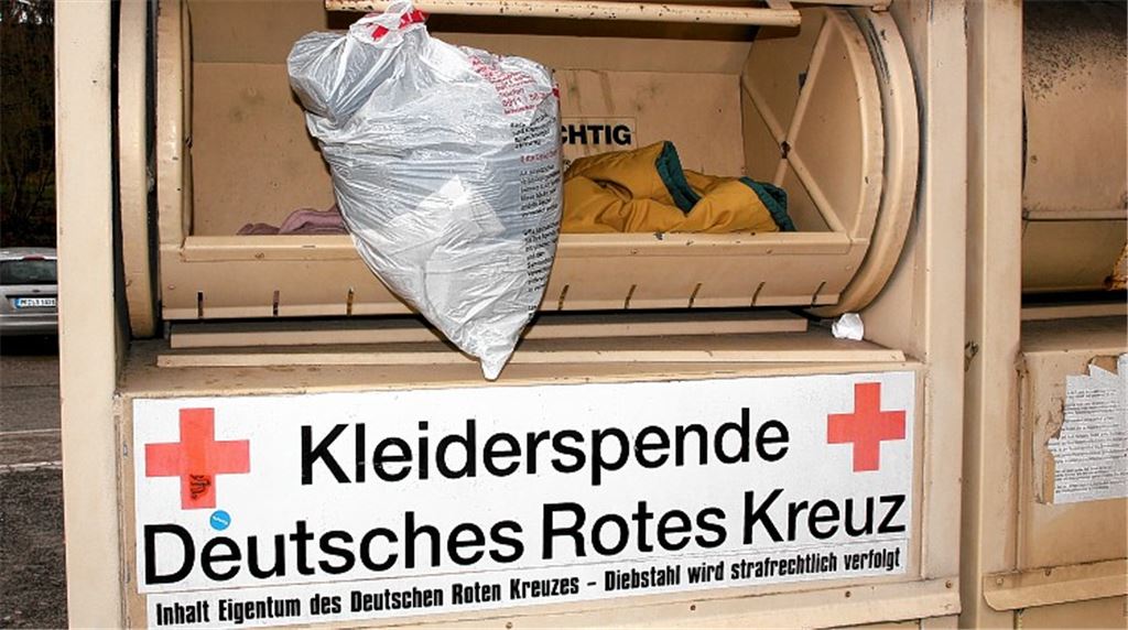 Ausgemusterte Klamotten als Wirtschaftsgut.