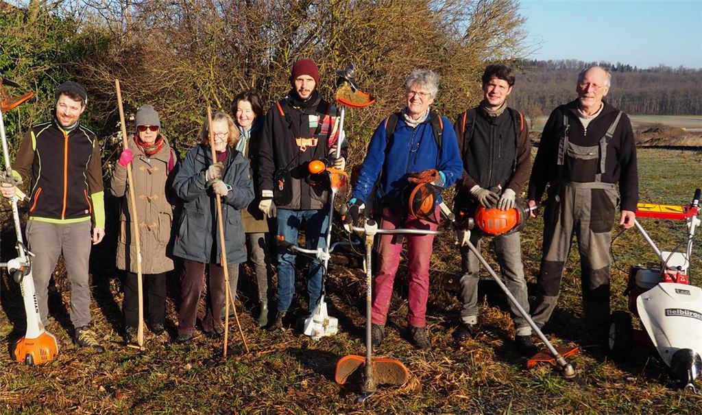 Ausgerüstet mit Freischneidern, Holzrechen und Heugabeln starten Michael Hudak (4.v.re.) von der BUND-Ortsgruppe Mühlacker und freiwillige Helfer einen Pflegeeinsatz beim Biotop „Maulbronner Weg“. Foto: Müller