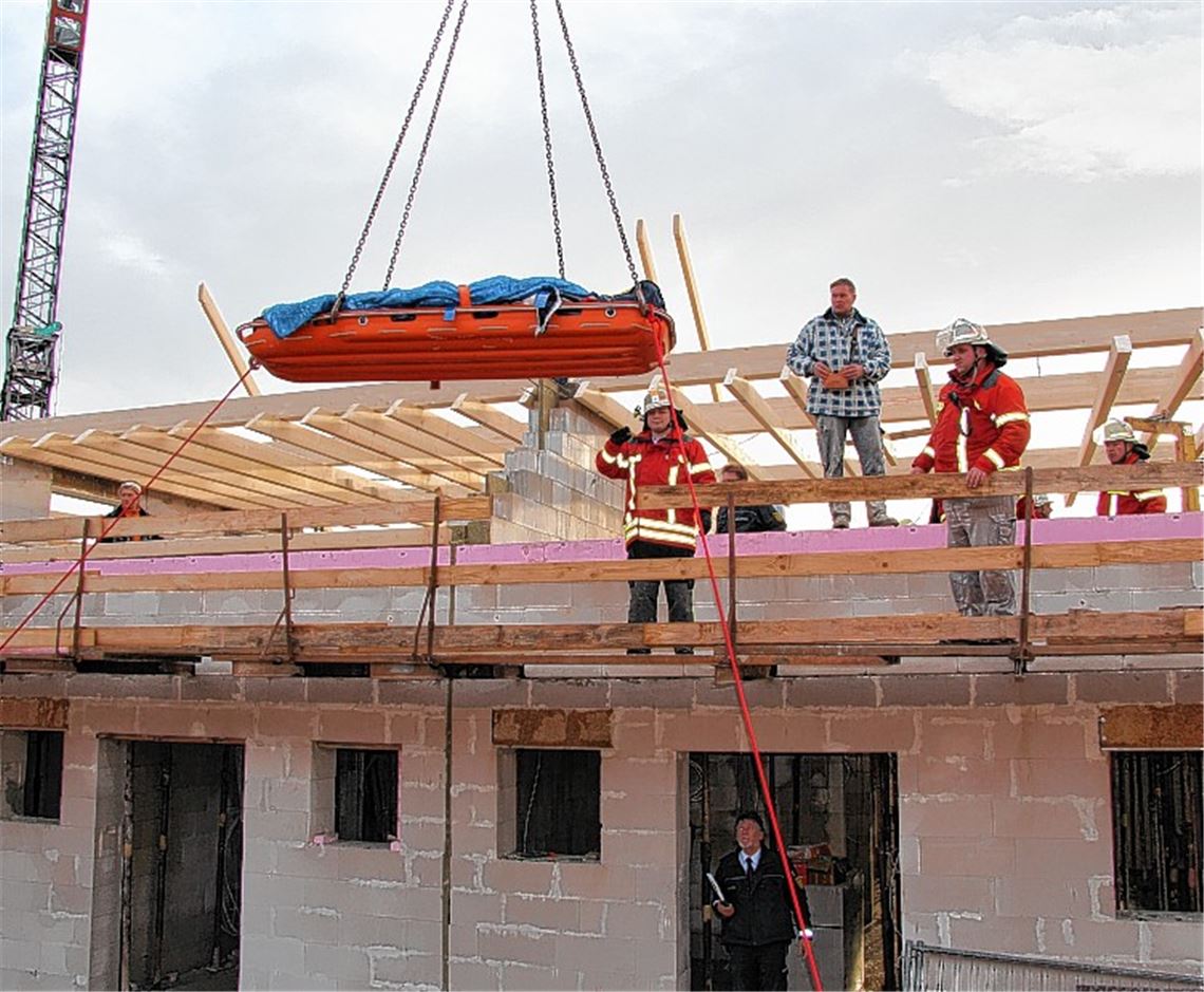 Ausgesprochen kompliziert gestaltet sich die Bergung eines 18-Jährigen, der bei Bauarbeiten in die Tiefe gestürzt ist. Fotos: Recken