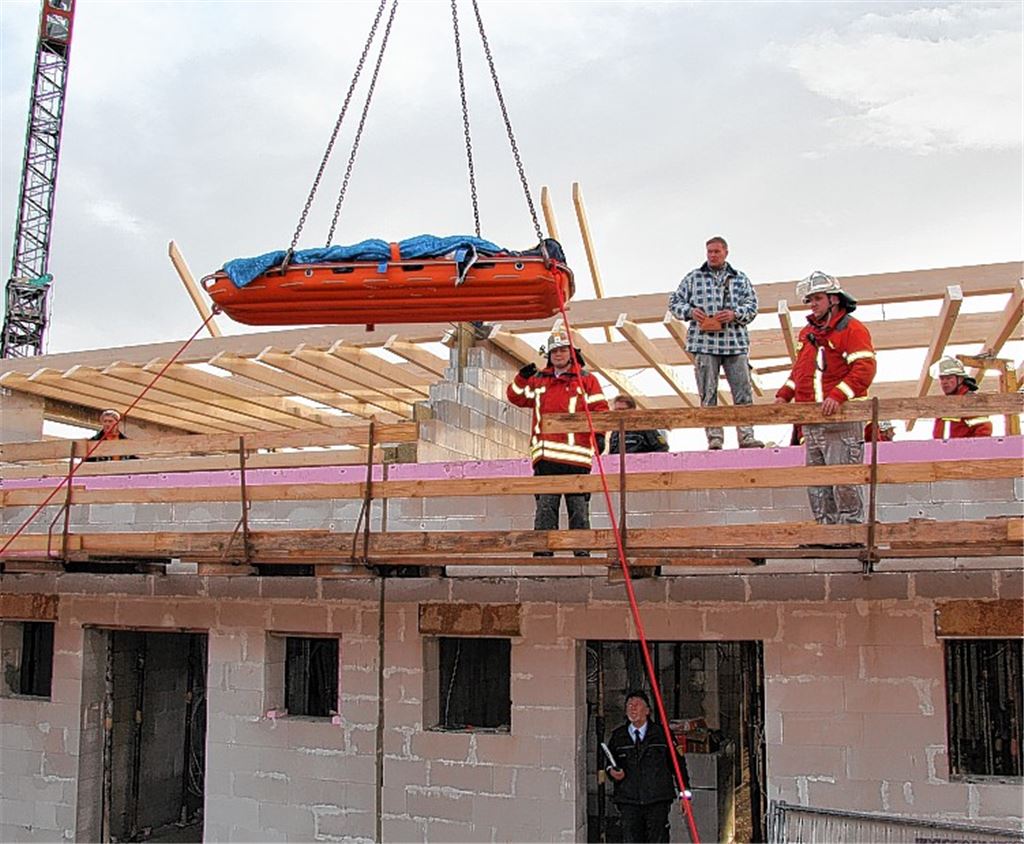Ausgesprochen kompliziert gestaltet sich die Bergung eines 18-Jährigen, der bei Bauarbeiten in die Tiefe gestürzt ist. Fotos: Recken