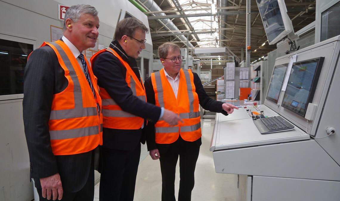 Ausgestattet mit Sicherheitsweste und Lärmschutz in den Ohren informieren sich die FDP-Politiker Dr. Hans-Ulrich Rülke, Professor Dr. Erik Schweickert und Rainer Semet (v.li.) bei Südwestkarton in Illingen über die Bedeutung der Wellpappenindustrie in Baden-Württemberg. Foto: Friedrich