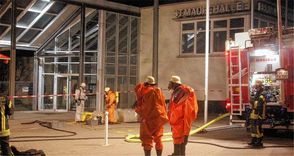 Ausgestattet mit gasdichten Chemikalienschutzanzügen, gehen die Feuerwehrleute der Ursache für den Ammoniakaustritt am Pforzheimer Eissportzentrum auf die Spur.