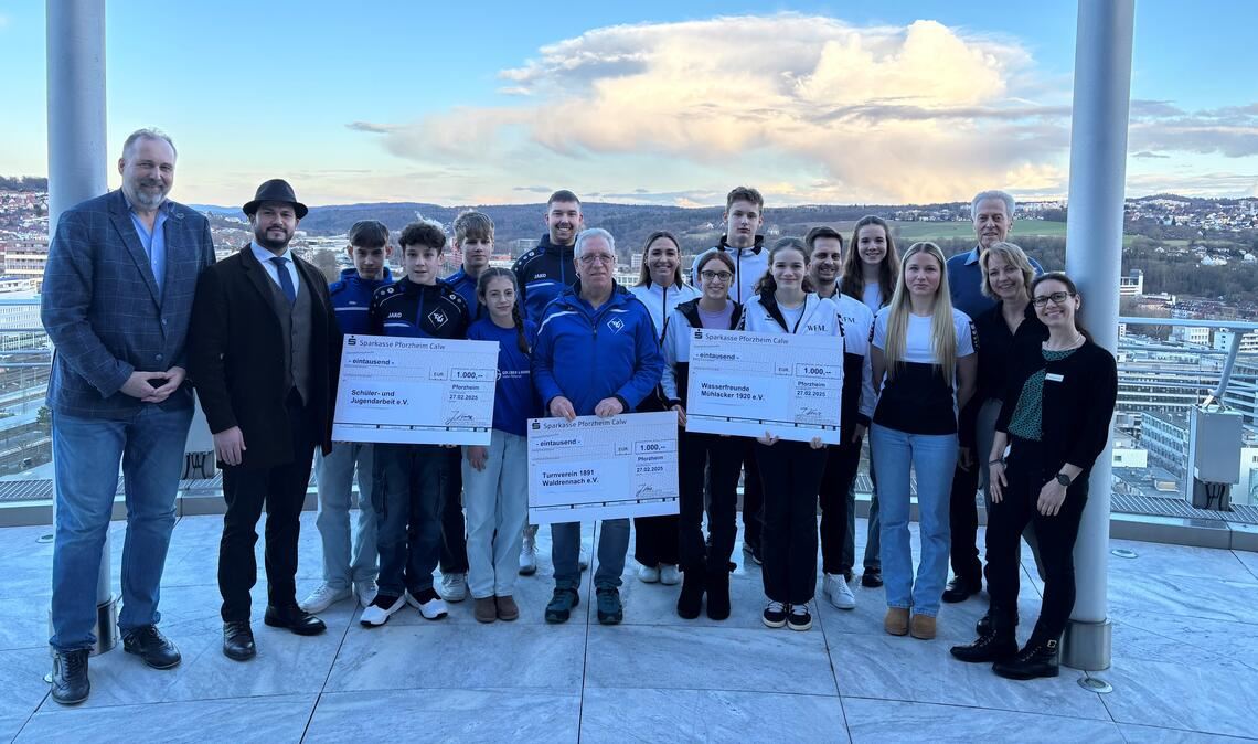 Ausgezeichnet (v.li.): Stefan Jung und Mo Kacabey (Schüler und Jugendarbeit Keltern), Anton Zarnik, Eric Hofmann, Hannes Klaus, Lotta Merkle, Trainer Maxi Maier und Vorstand Hans Neuweiler (alle TV Waldrennach), Trainerin Leonie Haase, Leah März, Maximilian Fochtner, Amelie Strauß, Trainer Maximilian Haase, Leni Kreutel und Elina Pilz (alle Wasserfreunde Mühlacker), der Kuratoriumsvorsitzende Jürgen Kurz sowie Yvonne Alvarez und Melanie Huttmann (Verwaltung der Stiftung /Sparkasse Pforzheim Calw).