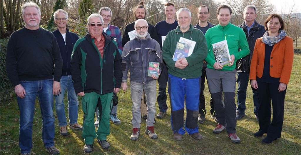 Ausgezeichnete Leistung: Rolf Heinzelmann, Bernhard Reisch und Günter Leonhard mit den Preisträgern Werner Haller-Geppert, Lars Seifert (hinten), Edmund Gantenbein, Cedric Wolfmüller, Georg Lerch, Markus Kiefer und Armin Hess (von links). Auch Jürgen Metzger und Petra Rauch gratulieren. Foto: Nico Roller