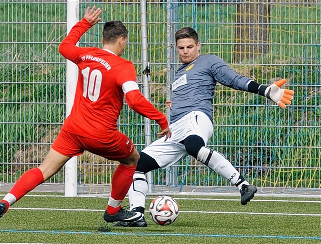 Ausgleich kurz nach der Lomersheimer Führung. Dimitris Karagiannis (li., gegen Phönix-Keeper Daniel Kern) erzielt das 1:1 (27.). Insgesamt gehen am Ende drei Treffer auf sein Konto.