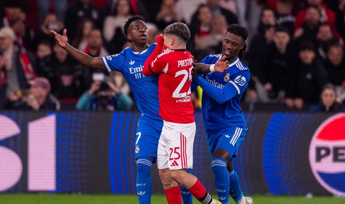 Auslöser der Debatte: Gianluca Prestianni (M) hält sich in der Auseinandersetzung mit Vinicius Junior (l) das Trikot vor den Mund. (Archivbild)