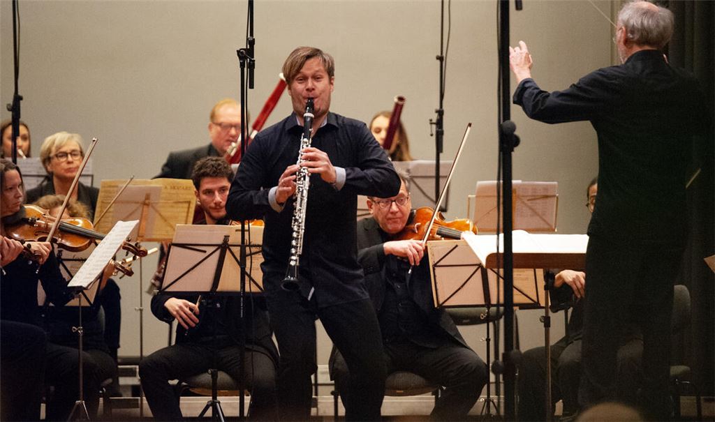 Ausnahmekönner: Klarinettist Sebastian Manz trägt entscheidend zu einem hochkarätigen Adventskonzert im Mühlacker Uhlandbau bei. Foto: Fotomoment