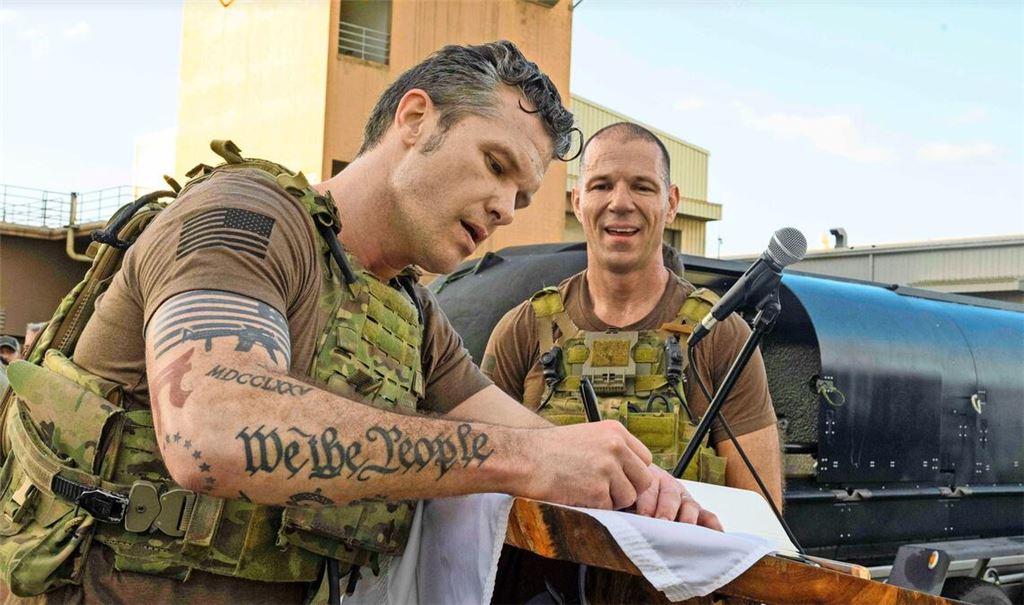 Aussagekräftige Tattoos: Pete Hegseth bei einem Truppenbesuch.