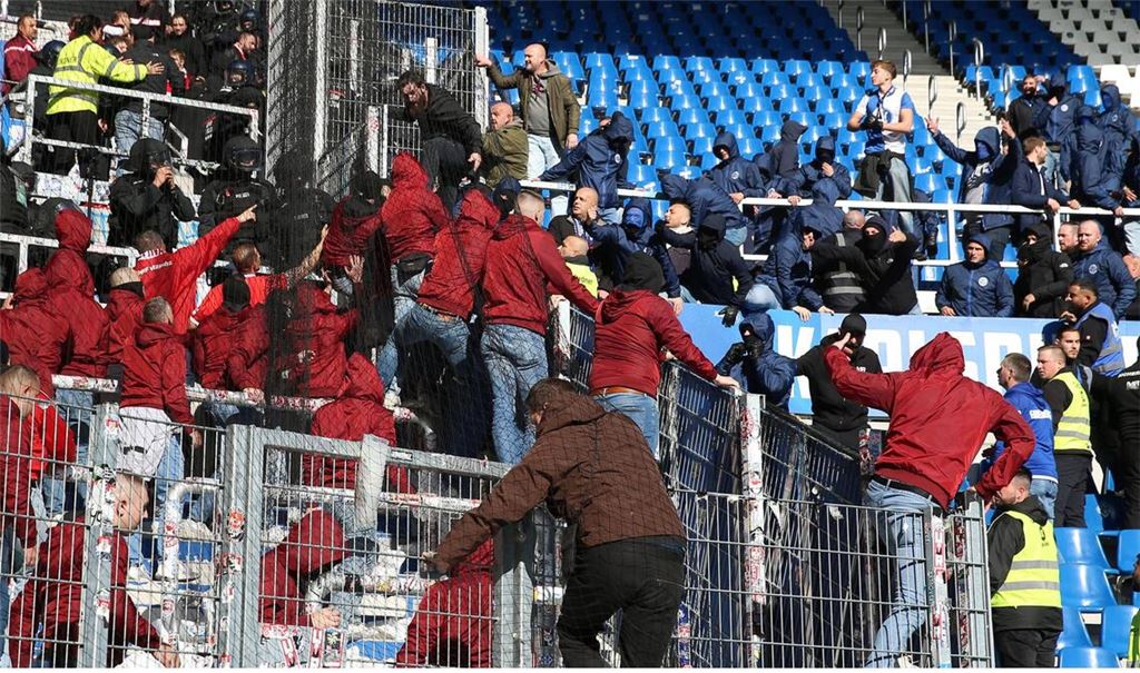 Ausschreitungen auf den Rängen nach dem Duell zwischen Kaiserslautern und Karlsruhe.